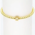 Makro-Detail des 18k Gold-Perlenarmbands mit Kristall-besetztem Buchstaben-H-Anhänger - Buchstabe H