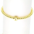 Detailansicht eines 18k Goldperlen-Armbands mit einem quadratischen, kristallbesetzten Anhänger - Buchstabe I