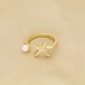 Detail eines Goldrings mit Seestern, Zirkoniasteinen und weißer Perle auf Seide - Seestern Perle Stil (01#)