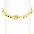 Detailansicht eines Goldperlenarmbands mit einem kubischen Buchstaben-N-Anhänger und Zirkonia - Buchstabe N