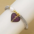 Détail macro du bracelet à perles multi-rangs avec cœur en zircon rose et motif éclair - Violet