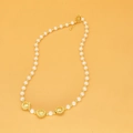 Détail du collier de perles avec trois pendentifs en cœur doré sur fond orange vif - Style Cœur Croix Triple Perle (A6)