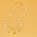 Détail du collier de perles blanches et dorées avec trois pendentifs en forme de cœur - Style Cœur Radiant Triple Perle (A5)