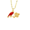 Detailansicht einer goldenen Kette mit festlichem Emaille-Weihnachtsmann-Anhänger und Diamanten - Charakter mit rotem Hut Stil (A2)