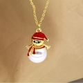 Detailansicht einer Weihnachts-Schneemann-Halskette mit rotem Emaille und weißer Perle - Schneemann mit Perlenkörper Stil (A9)