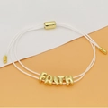 Detail van de verstelbare geweven armband met gouden Faith kralen en metalen schuifsluiting - Wit (C5)