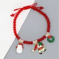 Nahaufnahme der roten Kristallperlen und Emaille-Weihnachtsmann-Anhänger am Armband - Schneemann Weihnachtsmann Kranz Anhänger Perlenarmband (11#)