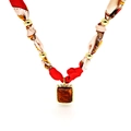 Collana in sciarpa di seta con pendente in resina ambrata e perline in metallo oro - Stile Rettangolare Vintage Bordo Rosso (E)