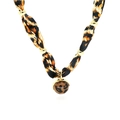 Gros plan du collier en tissu léopard avec perles dorées et pendentif en cœur - Style Boule Léopard Foncé (C)