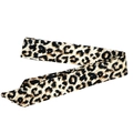Elegante pañuelo de seda con estampado de leopardo cinta estrecha en V sobre fondo blanco - Estilo Leopardo Clásico (d1)