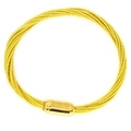 Vista ravvicinata del bracciale intrecciato dorato con chiusura magnetica a capsula - Oro Brillante (15#)