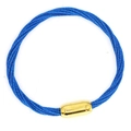 Dettaglio del bracciale intrecciato blu acceso con chiusura magnetica cilindrica dorata - Blu Brillante (13#)