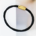 Dettaglio del bracciale in corda intrecciata nera con chiusura magnetica in oro lucido - Nero (09#)