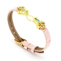 Detail von rosa Kroko-Lederarmband und vergoldeter floraler Filigran-Halterung am Glied - Rosa Krokodilmuster (03#)