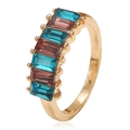 Detail eines Goldrings mit blau-roten Edelsteinen im Baguette-Schliff und Krallenfassung - Einheitsgröße / Hellrosa und Blau abwechselnder rechteckiger Strass-Stil (M589)