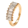 Detailansicht eines vergoldeten geometrischen Rings mit Baguette-Schliff-Kristallen - Einheitsgröße / Weißer rechteckiger Strass-Stil (M589)