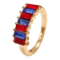 Detail eines vergoldeten Rings mit abwechselnd roten und blauen Kristallen im Rechteckschliff - Einheitsgröße / Rot und Blau abwechselnder rechteckiger Strass-Stil (M589)