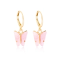 Detailweergave van gouden vlinder oorbellen met roze 3D hars bedeltjes - Roze (WEH1264)