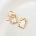Detailansicht des 14k vergoldeten 12x17mm Vintage Anhängers mit weißem Perlmutt Besatz - Gotischer Bogenfenster-Muschel-Stil (D4062-2) / 12mm x 17mm