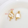 Makroansicht der 14k vergoldeten Schlossanhänger mit Muscheleinlage und Maßen - Unregelmäßiger Fließender Muschel-Stil (D4062-4) / 29mm x 13mm