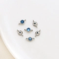 Nahaufnahme der versilberten Kupfer-Steckverbinder mit blauem Zirkon für Schmuck - Hellblau