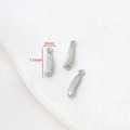 Gros plan de pendentifs de 11 mm en forme de légumes dorés 14k pour bijoux DIY - Style Légume Courbé / Or blanc