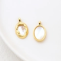 Dettaglio di ciondoli in oro 14k con madreperla naturale e finitura metallica martellata - Finitura Oro 18k Madreperla Bianca