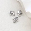 Vue détaillée de pendentifs petite fille plaqués or 14k avec zircons étincelants - Argent