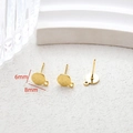 Detaillierte Makroansicht von 6mm goldfarbenen Ohrsteckern mit glatter Metalloberfläche - 6mm / 18k Einzelstück / Gold