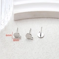 Detailansicht von 6mm und 8mm silbernen Ohrsteckern mit Öse für DIY-Schmuckherstellung - 6mm / Weißgold Einzelstück / Silber