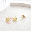 Nahaufnahme von 14k vergoldeten Ohrsteckern mit Schlaufe für DIY-Schmuckherstellung - 8mm / 14k Einzelstück / Gold