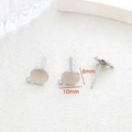 Detailansicht der 10mm Silber-Ohrstecker mit 8mm Stiften und Ösen für DIY-Schmuckherstellung - 10mm / Weißgold Einzelstück / Silber