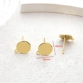 Makroaufnahme von 14k vergoldeten Ohrsteckern mit 10mm Basis und kleiner Öse - 10mm / 14k Einzelstück / Gold