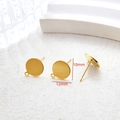 Makroaufnahme der 12mm vergoldeten runden Ohrstecker mit DIY-Schmuckaufhängung - 12mm / 18k Einzelstück / Gold