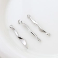 Nahaufnahme von drei silbernen, wellenförmigen Metallverbindern für DIY-Schmuck - Groß / Silber
