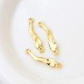 Detail von drei 14k vergoldeten unregelmäßigen Lavatextur-Schmuckverbindern mit Doppelring - Mittel / Gold