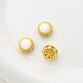 Primer plano de cuentas bañadas en oro con nácar blanco y detalles florales calados - 1# Redondo (Precio Individual) / Blanco