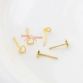 Dettaglio orecchini a cuore dorato da 5mm con perni in argento S925 su bianco - Stile Cuore Vuoto (1#) / Finitura Oro 18k