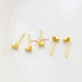 Dettaglio macro di cinque orecchini a lobo a cuore in oro lucido 5x4 mm su fondo bianco - Stile Cuore Pieno (2#) / Finitura Oro 18k