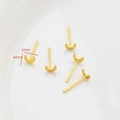 Dettaglio degli orecchini a luna placcati oro 4mm con perni in argento S925 e misure - Stile Mezzaluna (4#) / Finitura Oro 18k