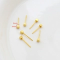 Vista macro di orecchini a lobo a cubo dorati da 3mm con trama metallica lucida - Stile Cubo (5#) / Finitura Oro 18k