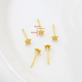 Dettaglio ravvicinato degli orecchini a margherita da 4mm con timbro in argento S925 - Stile Fiore a Cinque Petali (6#) / Finitura Oro 18k