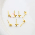 Vista macro di orecchini a lobo a corona dorati 6mm x 5mm con finitura lucida - Stile Corona (7#) / Finitura Oro 18k