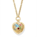 Detailopname van een vintage hartvormige medaillon met vogel, bloem en LOVE-belettering - Vogel en Bloem Hartmedaillon (Goud)