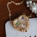 Collier médaillon cœur doré avec lettres MAMA trèfle et papillon sur marbre blanc - Collier en Verre Zirconia Blanc Cœur (Médaillon Vide)