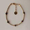 Pulsera de cuentas de metal dorado y cuentas facetadas negras con cierre de langosta - Estilo de mostacillas verde oscuro