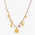 Bunte Kordelkette mit 18k vergoldeten Meeresanhängern und Perlen auf weißem Hintergrund - Rotes Seil Muschel Halskette
