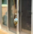 Halskette mit Eiswaffel-Anhänger aus Gold, weißer Perle und glitzernder Schleife - Schleife Eiscreme Stil / Gold