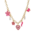 Détail du collier doré avec fleurs en émail rose, papillon et breloques perles - Coeur Rose
