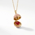 Rosafarbene Eier-Medaillon-Kette mit Goldgravur und rotem Herz im Anhänger - Rosa Ei zum Öffnen (Herz im Inneren)